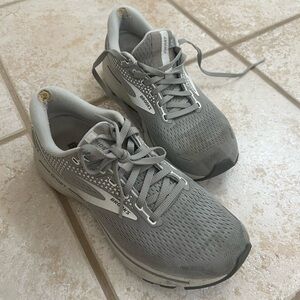 Brooks Medium Gray Sneakers